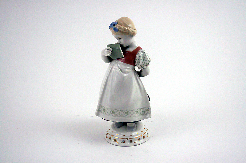 "KPM Berlin" Porzellanfigur von "Martin Fritsche" "Schulmädchen"