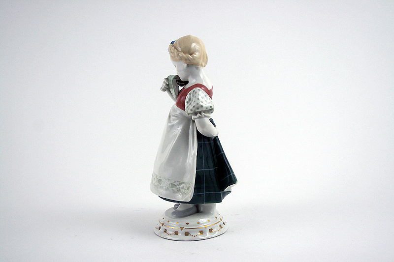 "KPM Berlin" Porzellanfigur von "Martin Fritsche" "Schulmädchen"