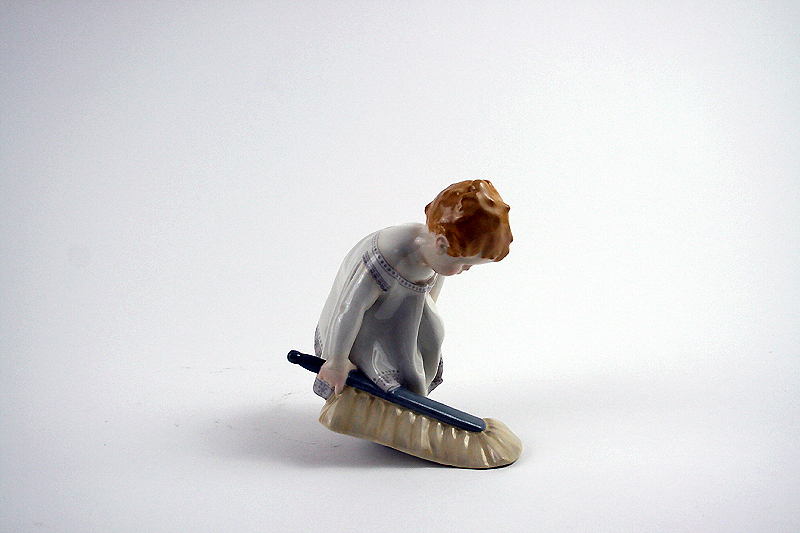 KPM Porzellan Plastik eines "Mädchen mit Besen" beim kehren, von Martin Fritzsche. 