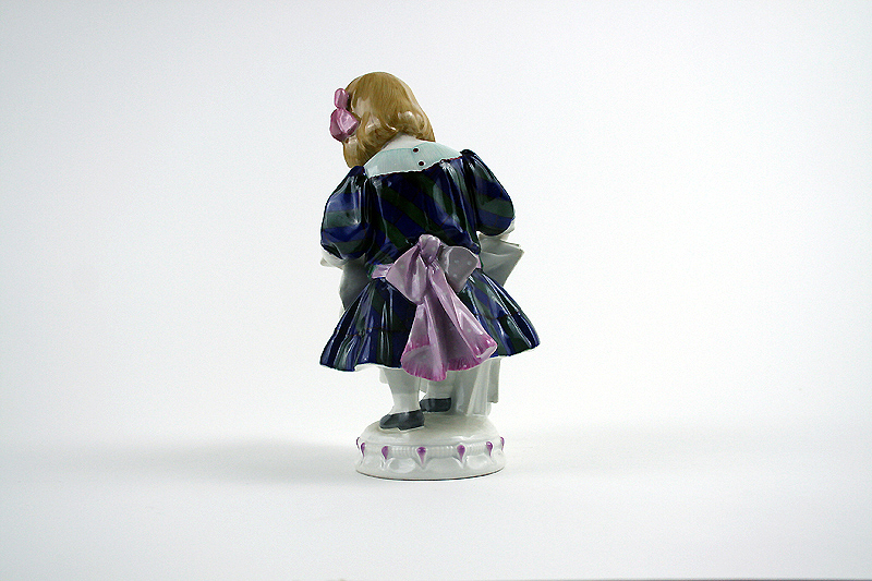 Eine wunderbar staffierte KPM Berlin Porzellan Figur "Lesendes Mädchen", gekonnt entworfen von Martin Fritzsche. 