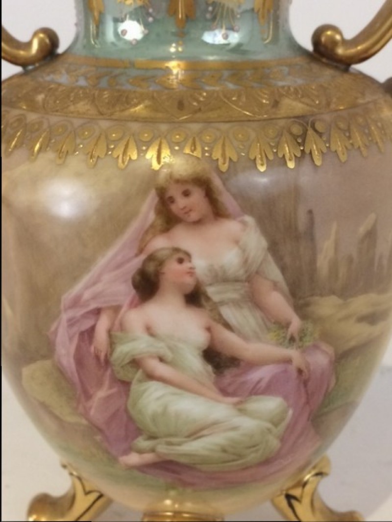 KPM Vase nach 1870 "Winter", Frauenszene und Puttis, H: 12cm