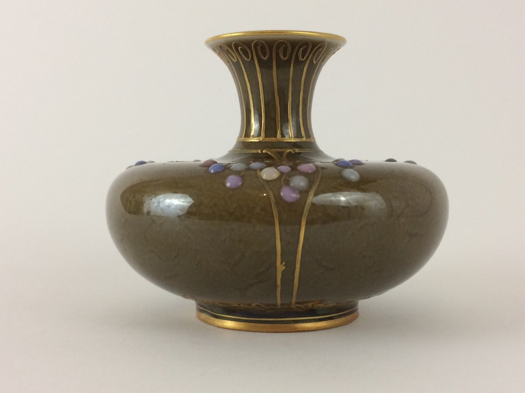 Jugendstil Enghals-Vase, KPM Berlin, Emailmalerei, Reliefgold und marmorierter Laufglasur
