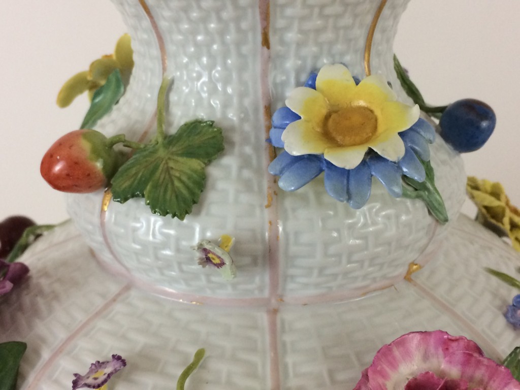 Meissen barocke Vasenpaar mit Blumen- und Früchtebelag