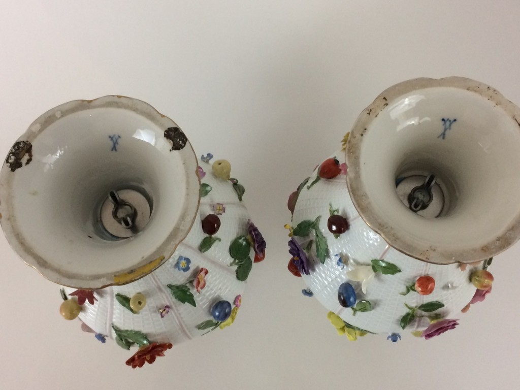 Meissen barocke Vasenpaar mit Blumen- und Früchtebelag