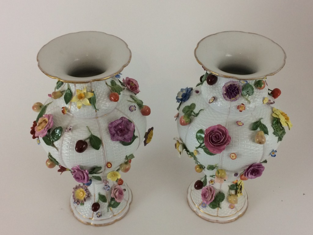 Meissen barocke Vassenpaar mit Blumen- und Früchtebelag