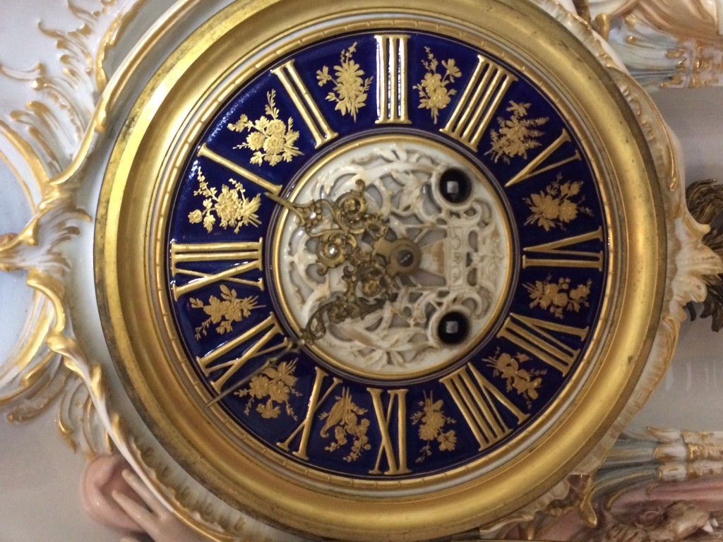 Eine prunkvolle KPM Berlin Weichmalerei Uhr