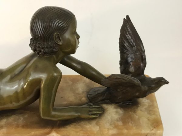 Bronze Richard Fath, Mädchen und Taube, Onyxsockel