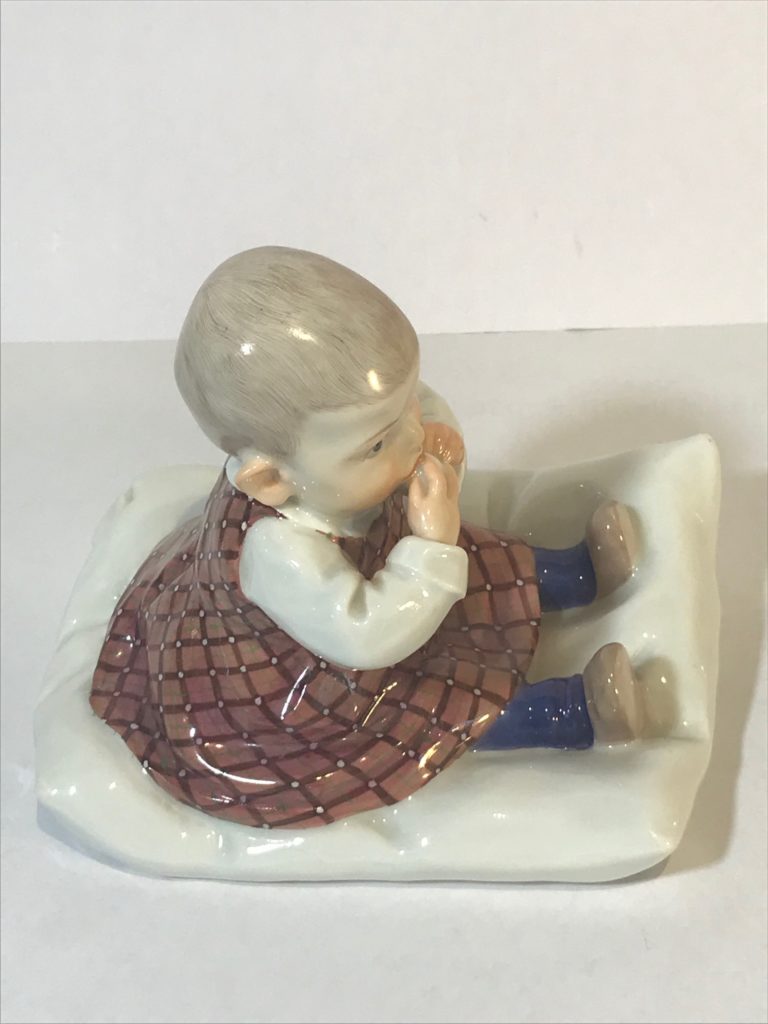 Jugendstilfigur, Hentschelkind "Kind, auf einem Kissen sitzend", Meissen 1905-24.