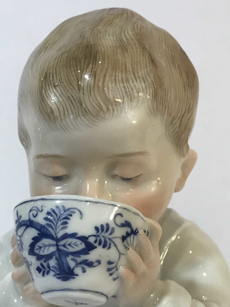 Jugendstilfigur, Hentschelkind, "Kind aus einer Tasse trinkend", Meissen 1905-24