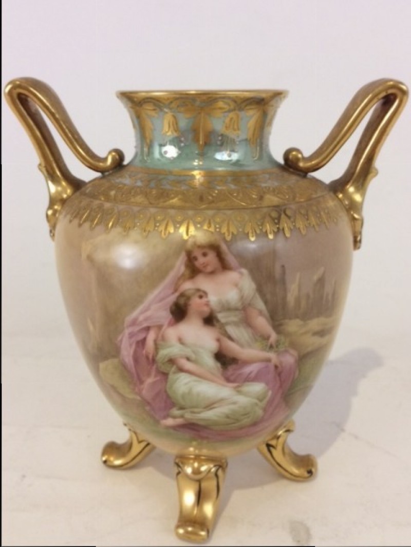 KPM Vase nach 1870 "Winter", Frauenszene und Puttis, H: 12cm