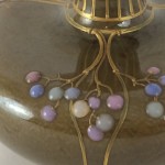 Jugendstil Enghals-Vase, KPM Berlin, Emailmalerei, Reliefgold und marmorierter Laufglasur