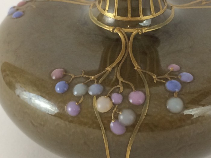 Jugendstil Enghals-Vase, KPM Berlin, Emailmalerei, Reliefgold und marmorierter Laufglasur