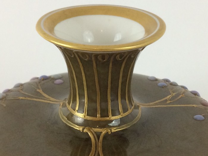 Jugendstil Enghals-Vase, KPM Berlin, Emailmalerei, Reliefgold und marmorierter Laufglasur