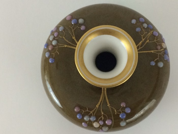 Jugendstil Enghals-Vase, KPM Berlin, Emailmalerei, Reliefgold und marmorierter Laufglasur