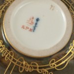 Jugendstil Enghals-Vase, KPM Berlin, Emailmalerei, Reliefgold und marmorierter Laufglasur