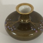 Jugendstil Enghals-Vase, KPM Berlin, Emailmalerei, Reliefgold und marmorierter Laufglasur