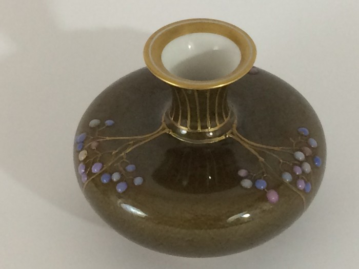 Jugendstil Enghals-Vase, KPM Berlin, Emailmalerei, Reliefgold und marmorierter Laufglasur