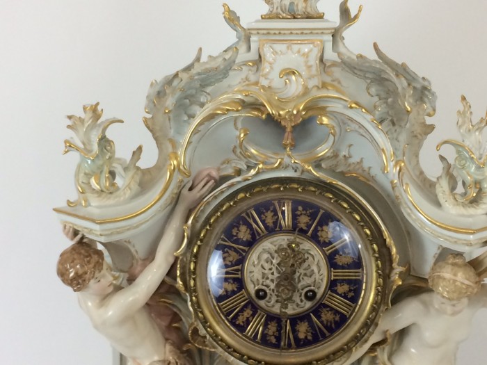 Eine prunkvolle KPM Berlin Weichmalerei Uhr