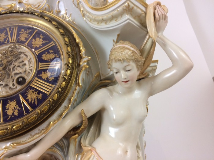 Eine prunkvolle KPM Berlin Weichmalerei Uhr