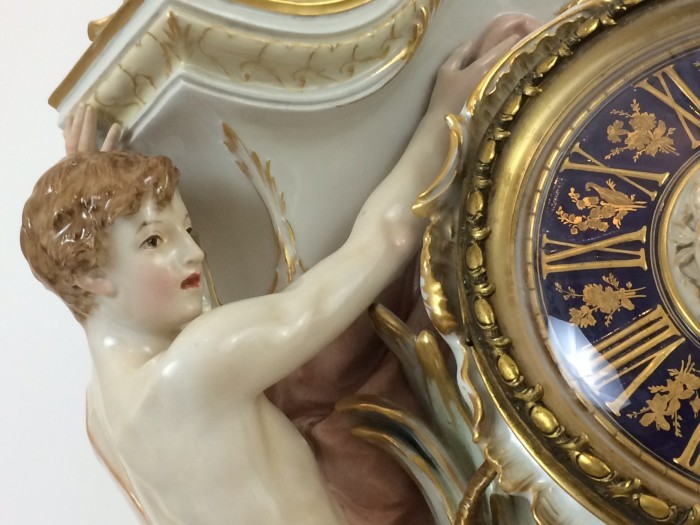 Eine prunkvolle KPM Berlin Weichmalerei Uhr
