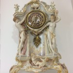Eine prunkvolle KPM Berlin Weichmalerei Uhr