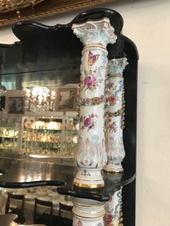 Holz-Wandregal mit Porzellansäulen, Ende des 19. Jahrhunderts