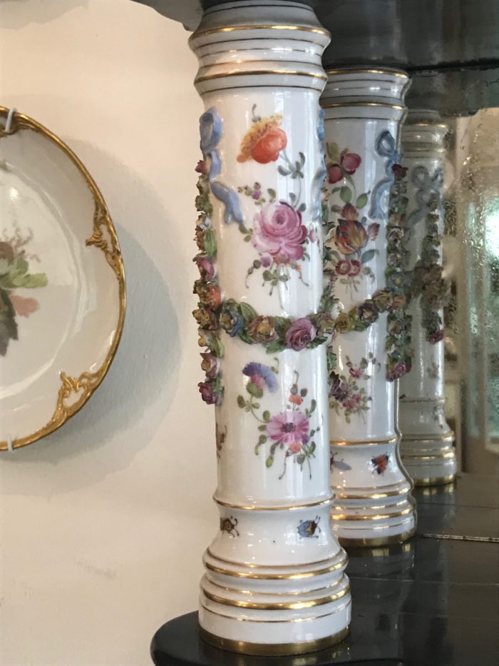 Holz-Wandregal mit Porzellansäulen, Ende des 19. Jahrhunderts