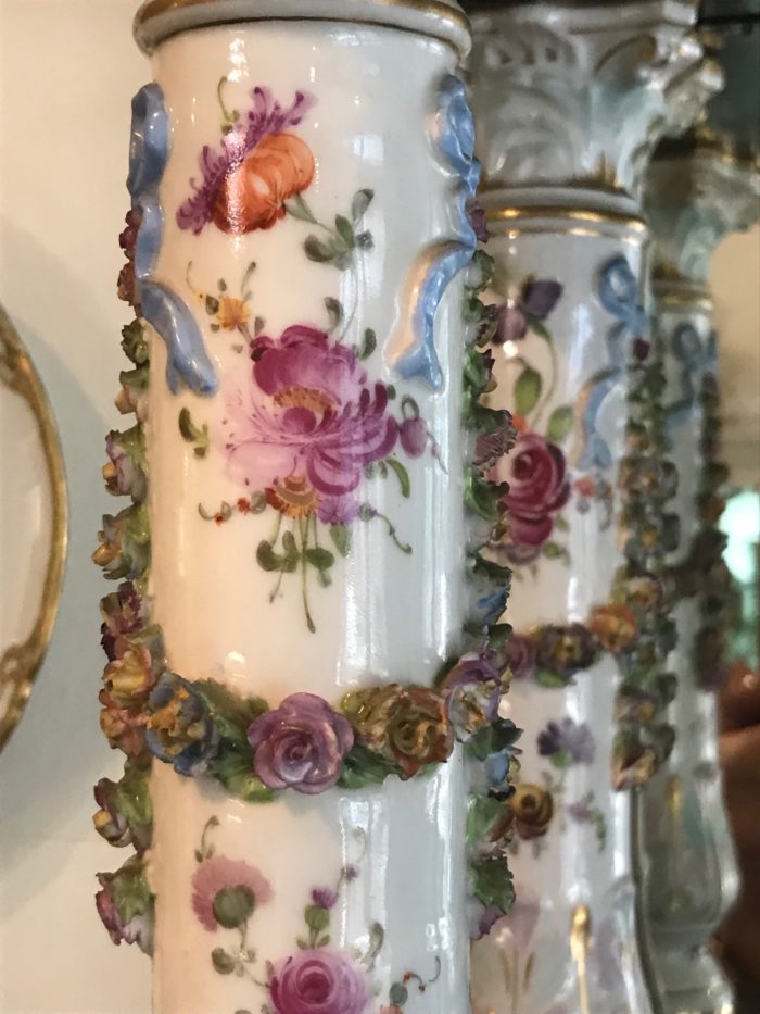 Holz-Wandregal mit Porzellansäulen, Ende des 19. Jahrhunderts