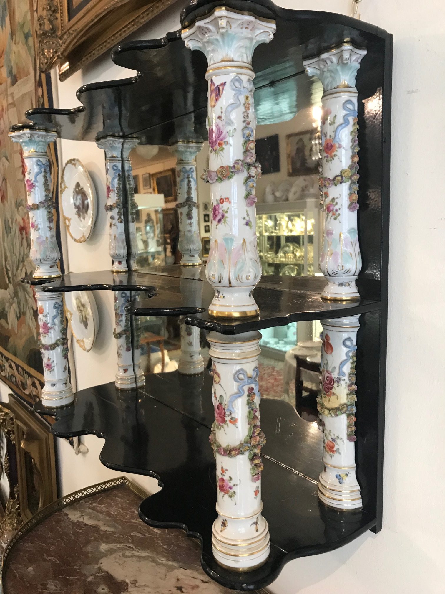 Holz-Wandregal mit Porzellansäulen, Ende des 19. Jahrhunderts