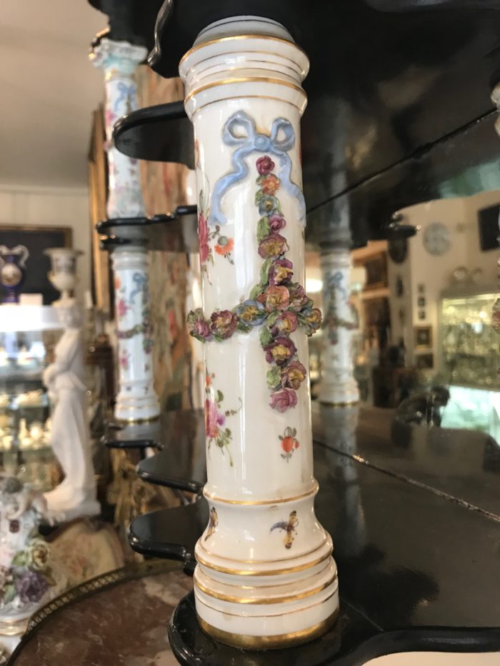 Holz-Wandregal mit Porzellansäulen, Ende des 19. Jahrhunderts